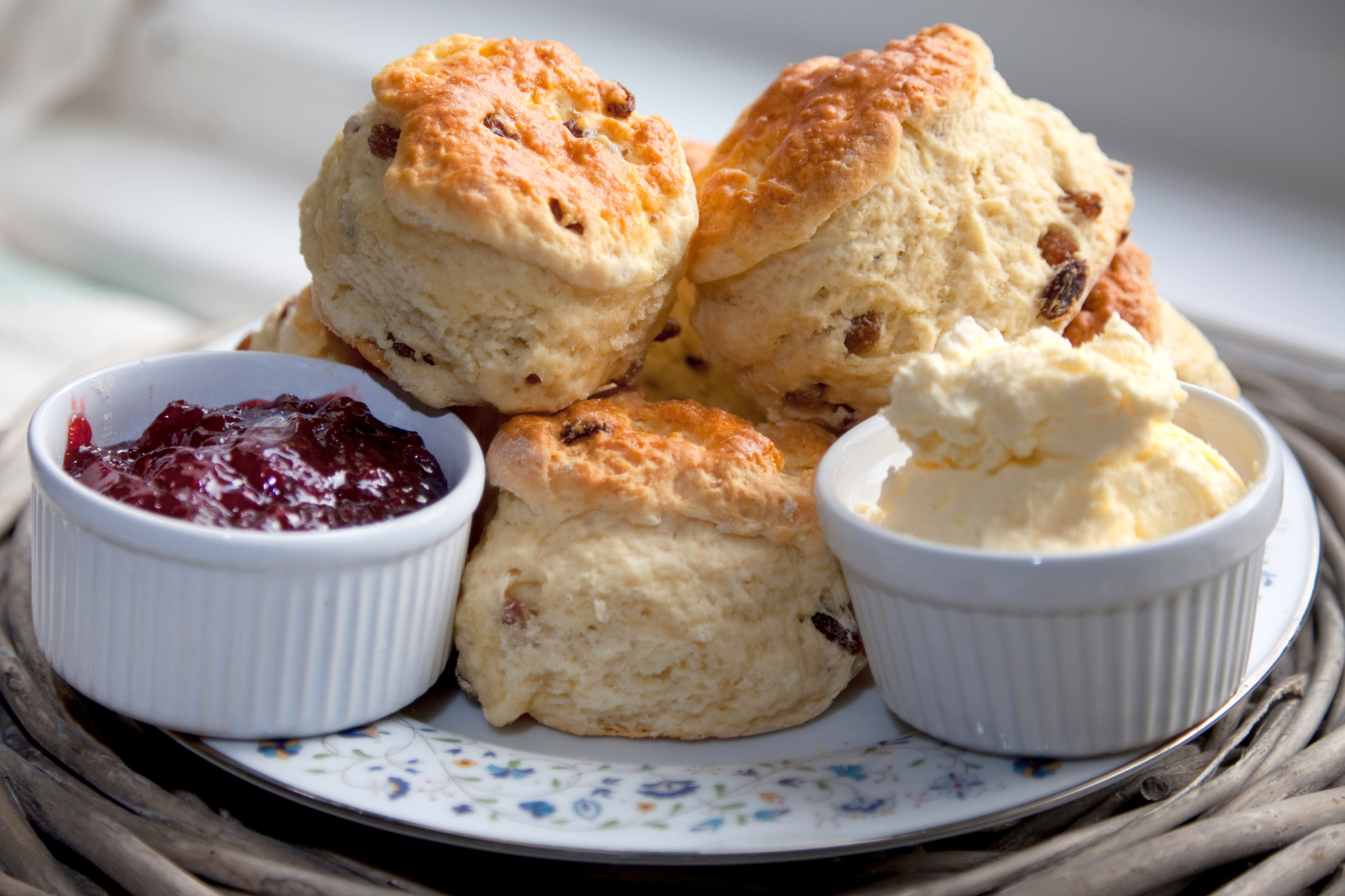 Cream tea. Скуны СКОНЫ. Булочка скон Британская. Английское чаепитие СКОНЫ. Скон выпечка английская