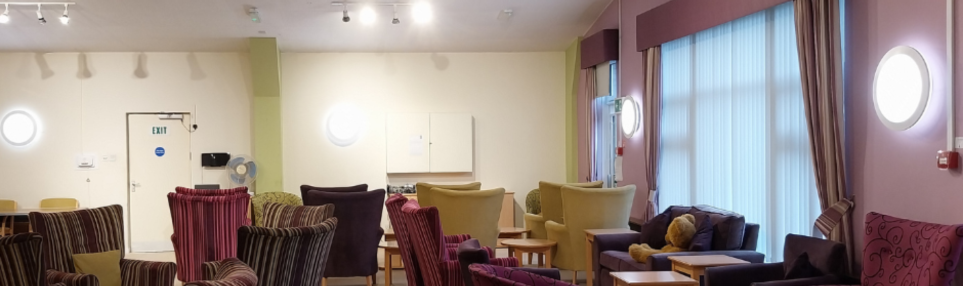 A room full of chairs and tables